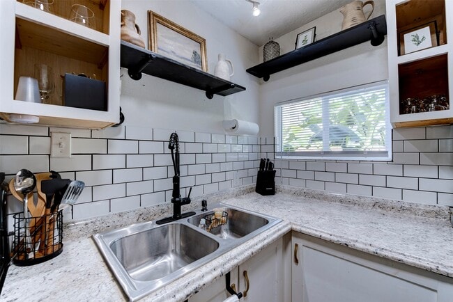 Photo - 1121 Panama St