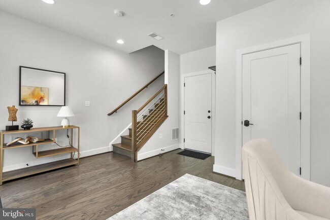 Photo - 820 Thompson Cres