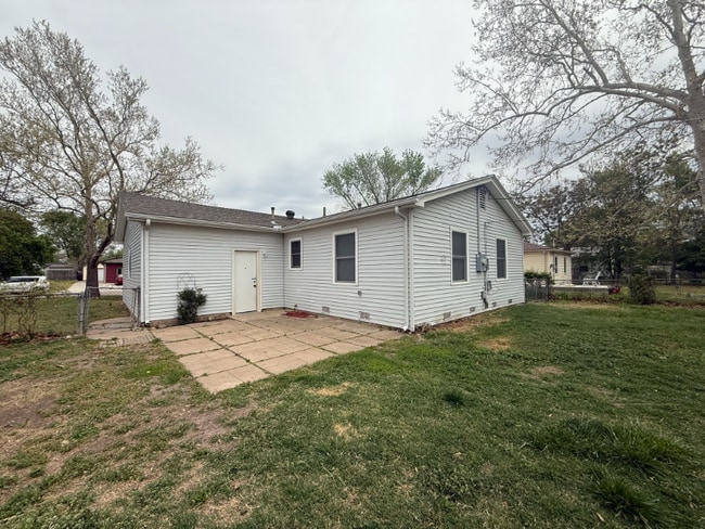 2421 W Lydia St