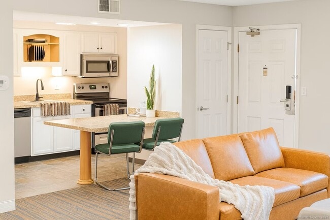 Building Photo - 1001 Bridgeport Ave Unit 1114