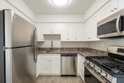 1BR, 1BA Premium 700SF - Kitchen - Pebblebrook Apartments