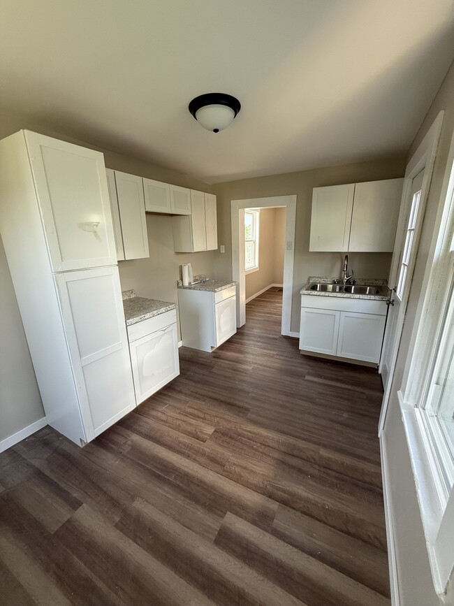 Building Photo - 830 Columbia St Unit 830 Rental