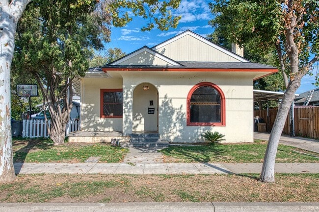 Building Photo - 141 E Hedges Ave Unit 141 E. Hedges - House