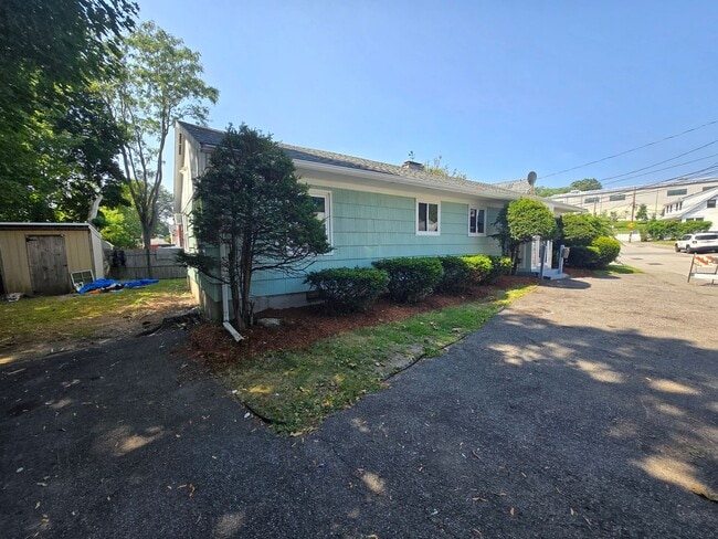 Building Photo - 4 Bd 1.5 Bath Single Family House in Hyde ...