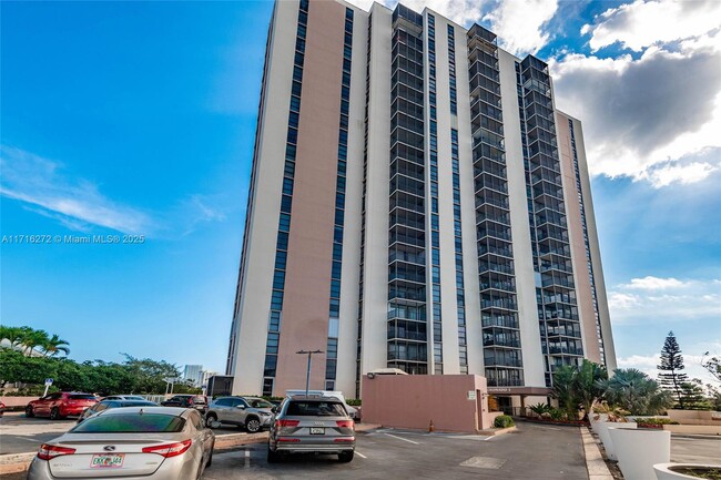 Photo - 20335 W Country Club Dr Unidad # 909 Rental