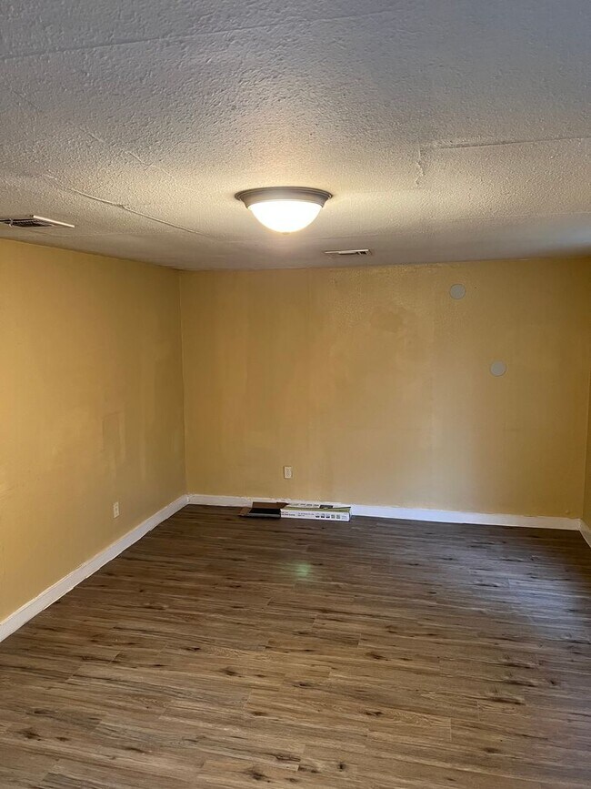 Photo - Special!! Low Deposit!!