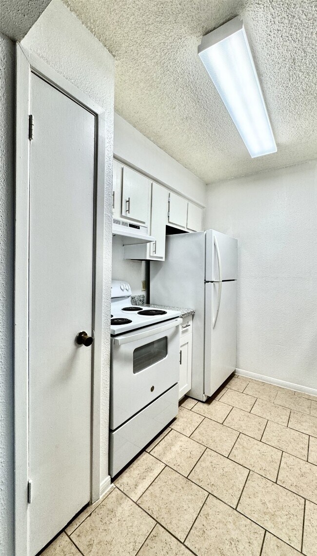 Building Photo - 1516 Bay Area Blvd Unit U2