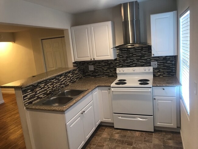 Building Photo - PERFECT LOWER SOUTH HILL STUDIO CLOSE TO H... Unit 1503-1