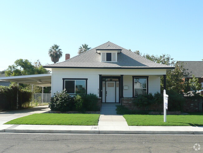 Building Photo - 215 W Myrtle St Rental