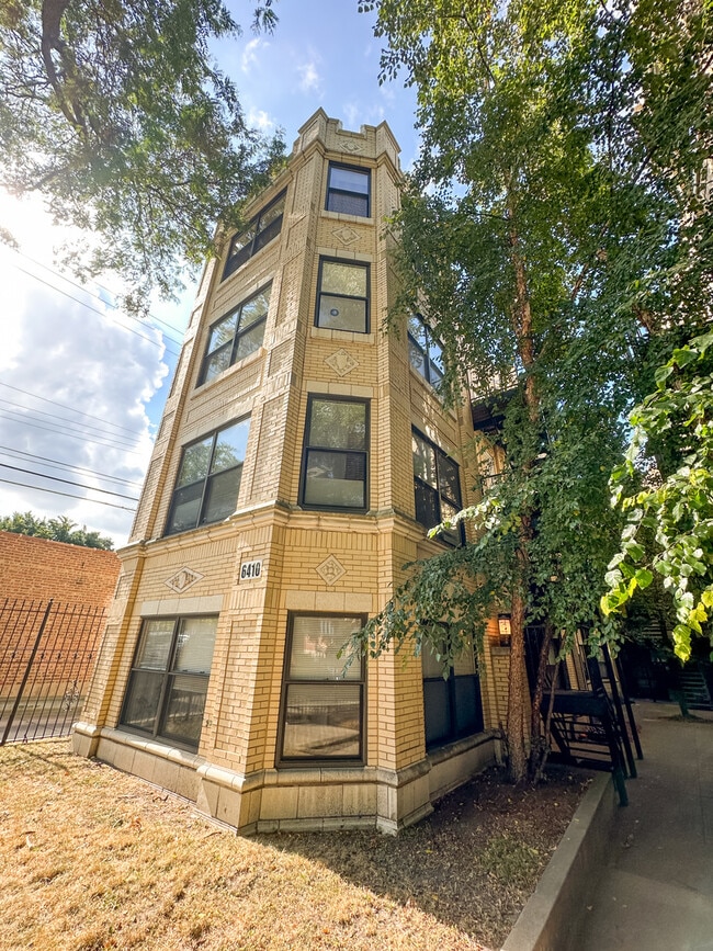 Building Photo - 6410 N Hoyne Ave Unit 3E