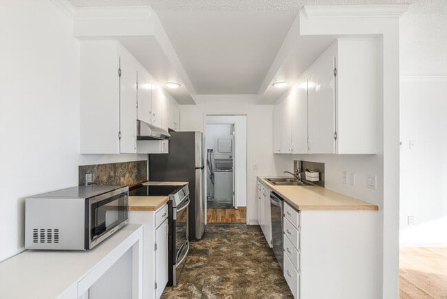 Photo - Cozy & sweet 1/1 condo in Lake Oswego with covered parking and storage included! Unit 212