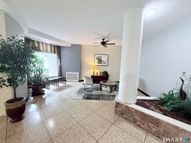 71 Strawberry Hill Ave Unidad 515