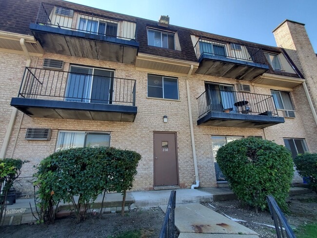 Building Photo - 216 Shorewood Dr Unit 2C