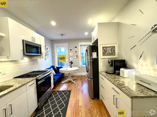 Building Photo - 326 Chelsea St Unit 1 Rental