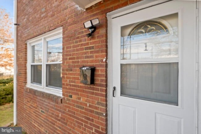 Building Photo - 883 Bellevue St SE