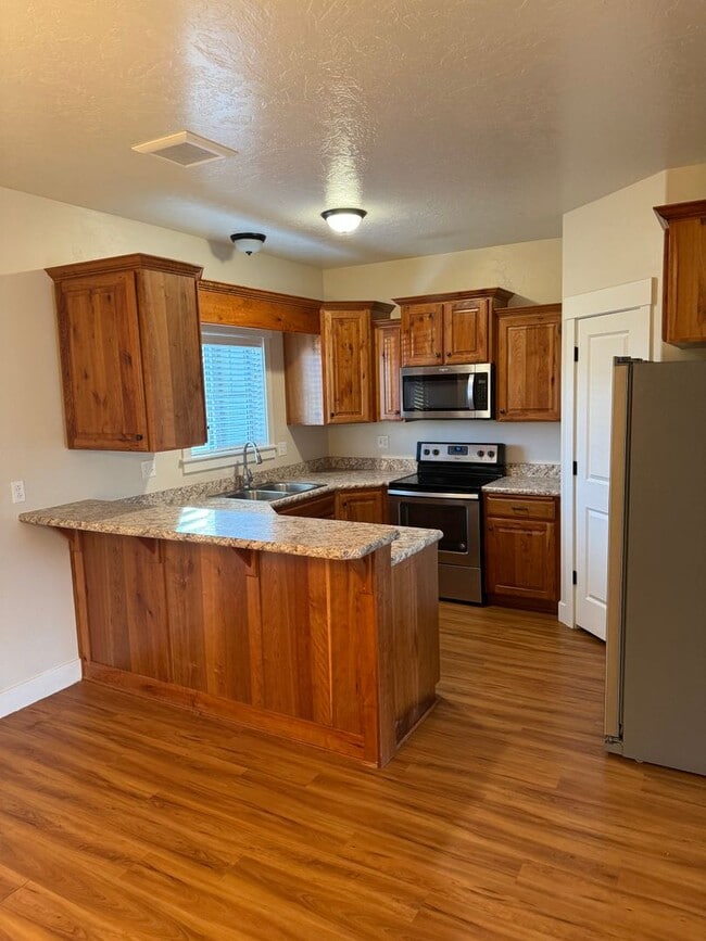 Building Photo - Spacious Townhome for rent in Rexburg