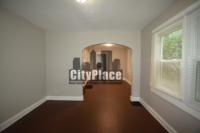 Photo - 925 N Gladstone Ave