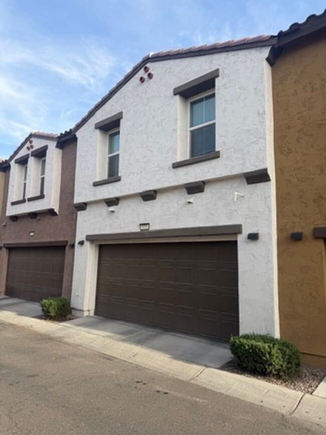 Photo - Newer home in Tempe!! 3 bedrooms & 2.5 baths with 2-car garage. Loaded with upgrades!