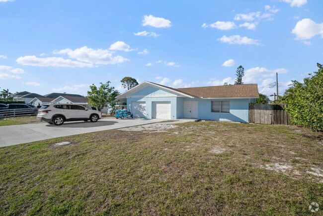 Building Photo - 3 Bedroom, 1 Bath Duplex w/ Garage & Priva... Rental