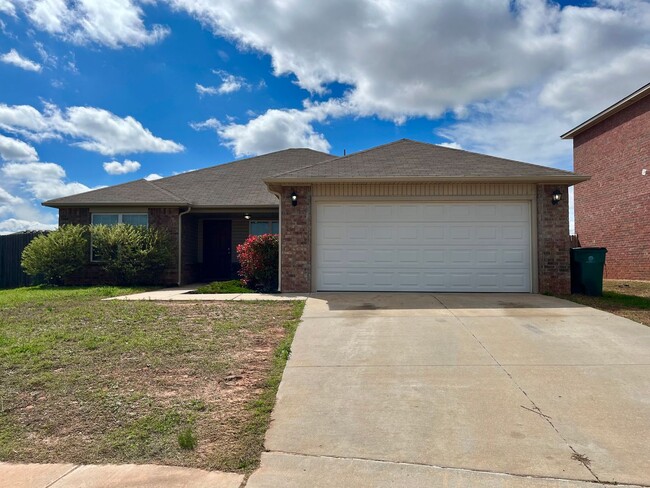 Wonderful 3 Bed 2 Bath Home in Moore - Wonderful 3 Bed 2 Bath Home in Moore