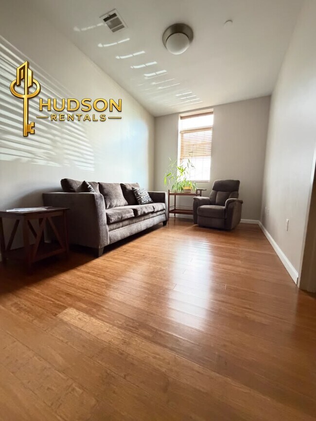 50 Oak St 102