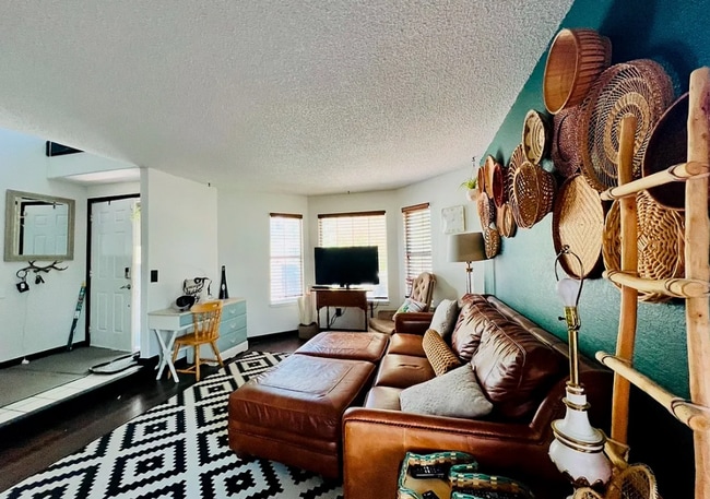 Photo - Room in a large shared home, great neighborhood, friendly roommates! Unidad Room 3