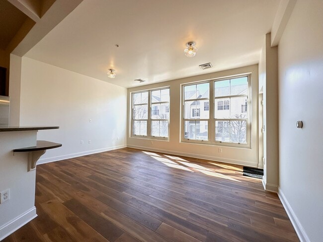 Building Photo - 55 Mallory Ave Unit 41