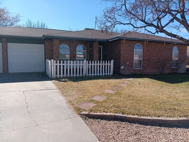 Building Photo - 3 Bedroom, 1.5 Bathroom Home! Schedule a Showing Today!