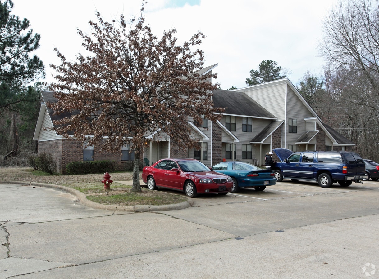 Photo - Red Oaks Apartments