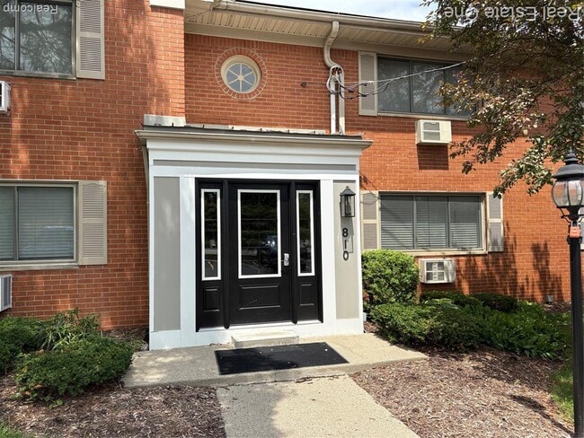 Building Photo - 810 Plate St Unit 203
