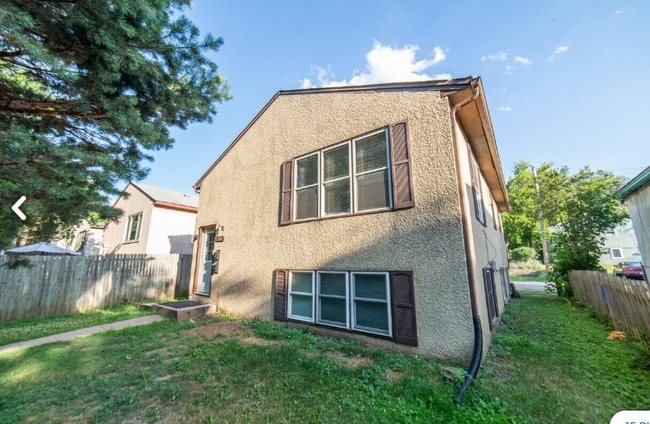 Building Photo - 318 Baker St E Unit 2/Upper