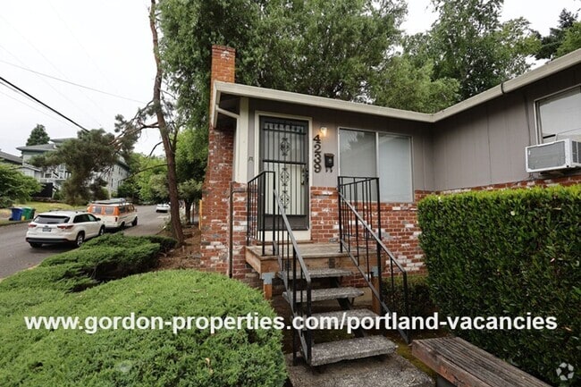 Building Photo - SE 15th Ave - remodeled 3 bedroom duplex w... Rental