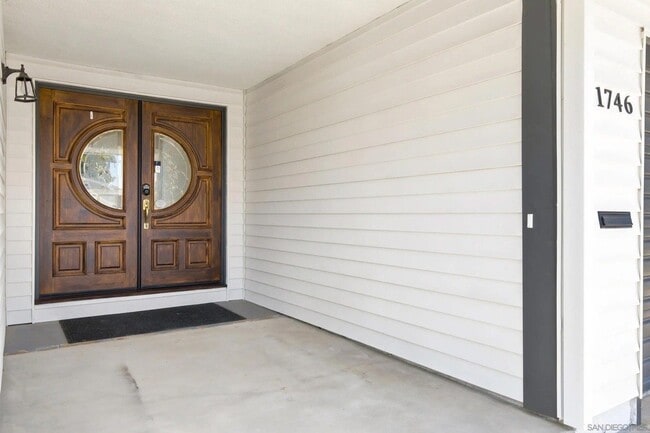 Photo - 1746 Tremaine Way