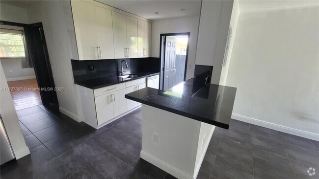 Building Photo - 1 bedroom in Miami FL 33142 Rental
