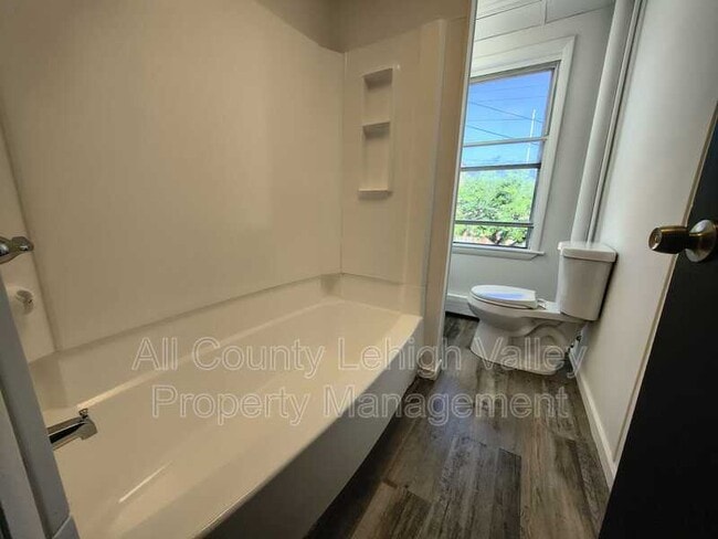Photo - 546 Thomas St