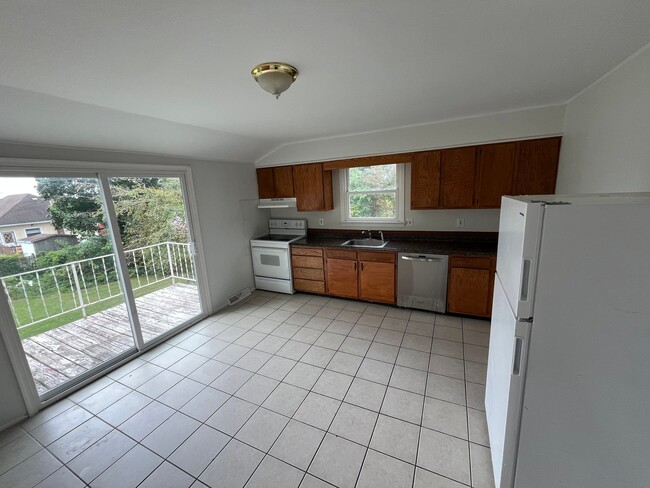 219 Axtell Ave Unit 2nd floor