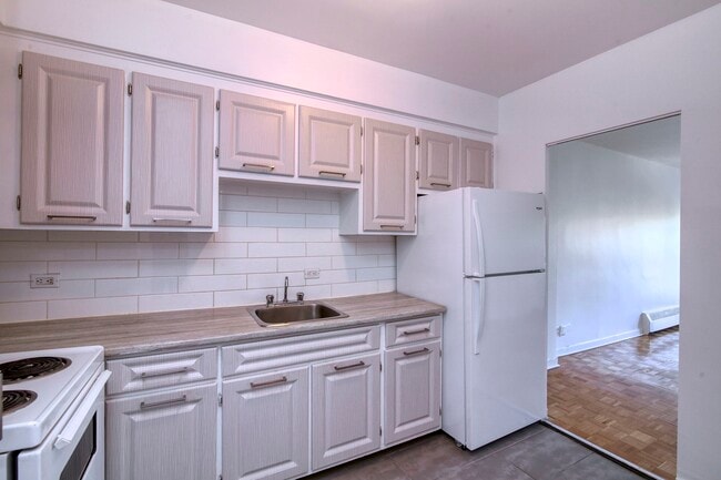Building Photo - 2400 Av. Van Horne Unit 405