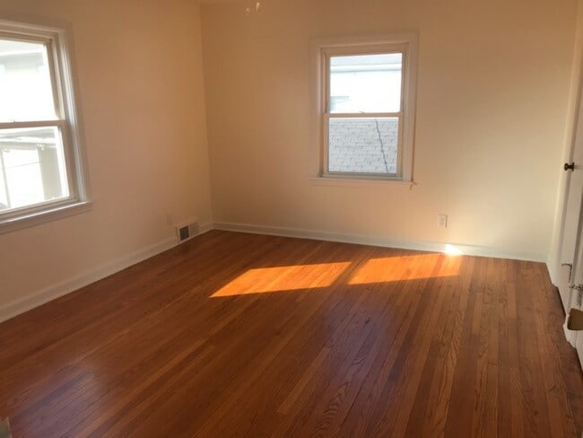 Photo - 119 W Oakdale Dr