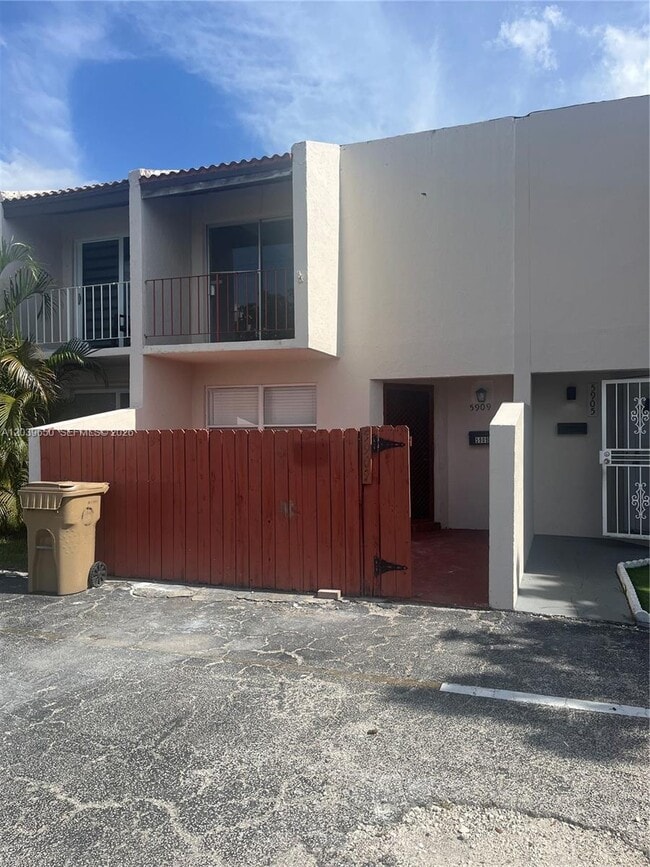 Building Photo - 5909 SW 36th Ct Unit 14