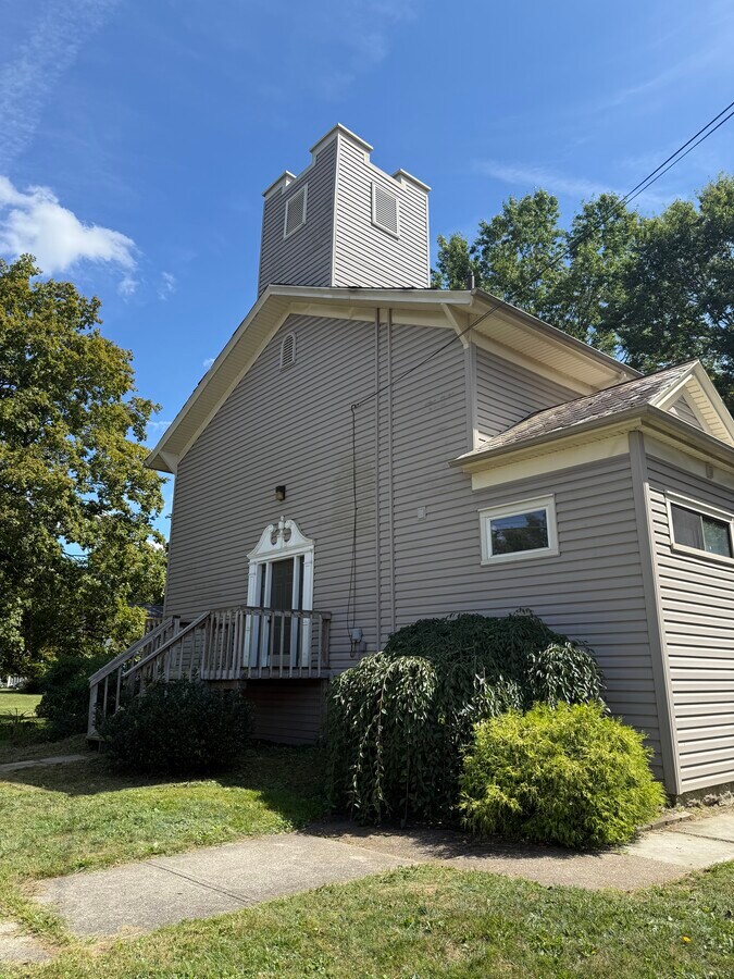 Front Door Unit B & C - 5782 Chippewa Rd Unit D