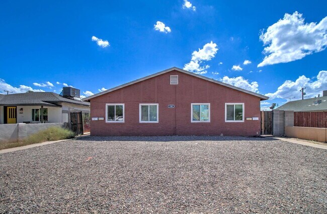 Building Photo - 1501 E Roosevelt St Unit 4