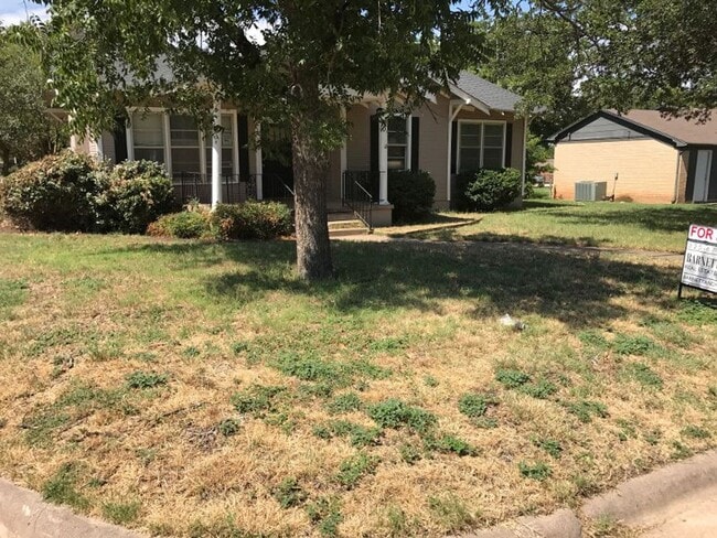 Photo - 826 E N 15th St