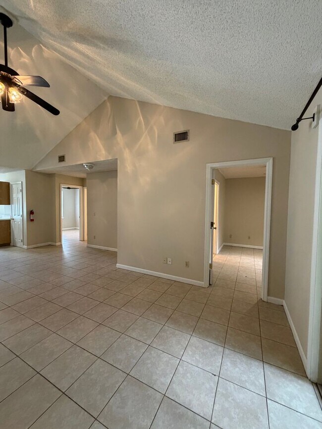 412/414 Admirals Walk Dr