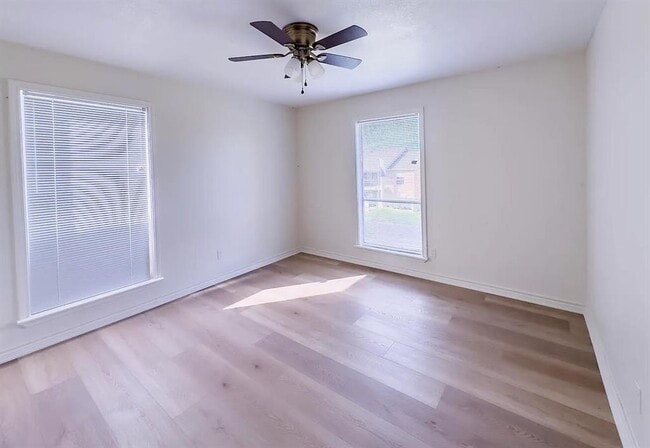 Photo - 200 Uhland Rd