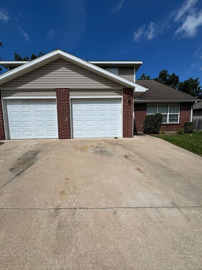 Building Photo - 1591-1593 N Doulton Dr Unit 1591