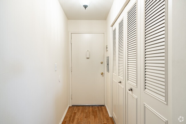 2BR, 1BA - 900SF - Entrance