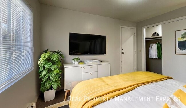 Photo - 2 Bed 1 Bath Apartment Unit 3705-03
