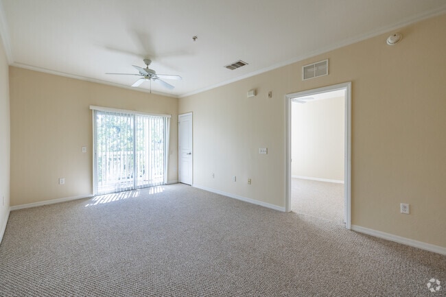 1BR, 1BA - 749SF - Living Room