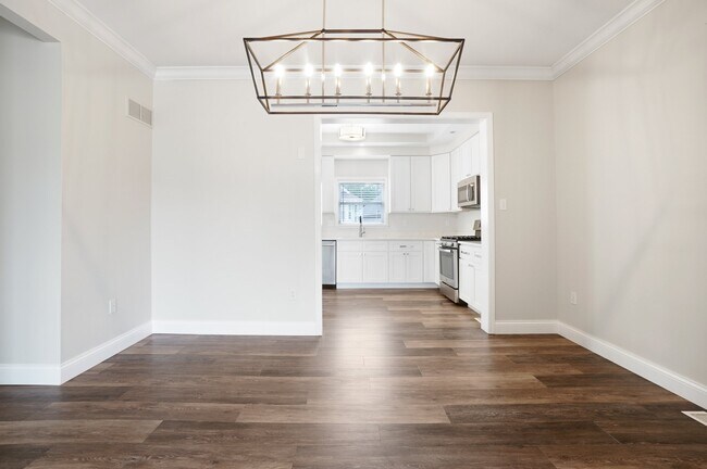 Photo - 909 N Hanley Rd