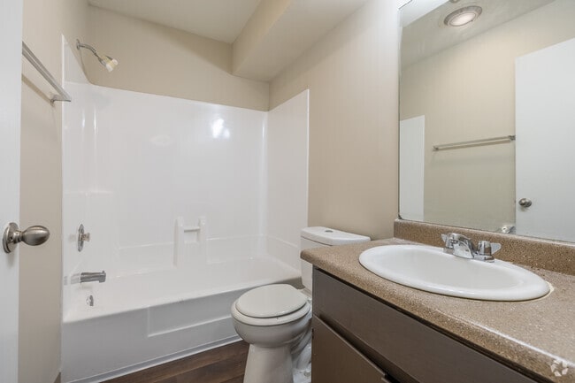 2BR, 1BA - 920SF - Bathroom - Southwood Apartments
